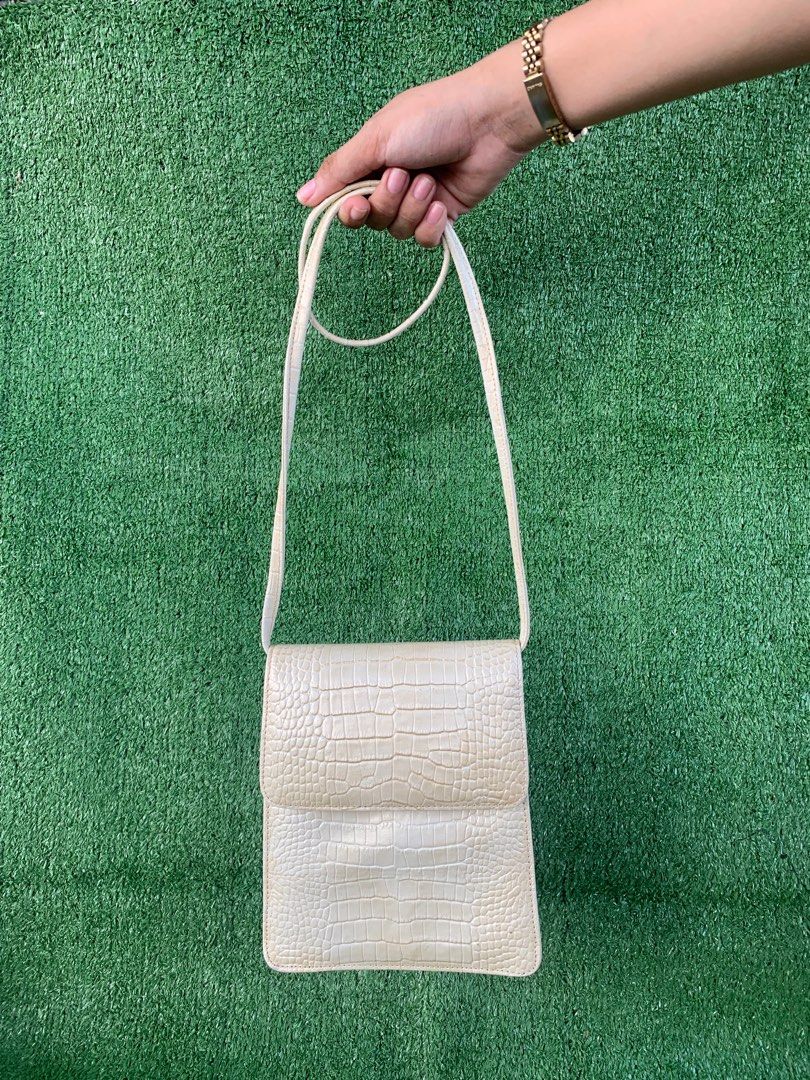 Random Snake Skin Sling Bag (Category: Cross-body Bags) located in Manila. Submitted by anggex44 (Listing ID 1371111634, Image 1). Description: .