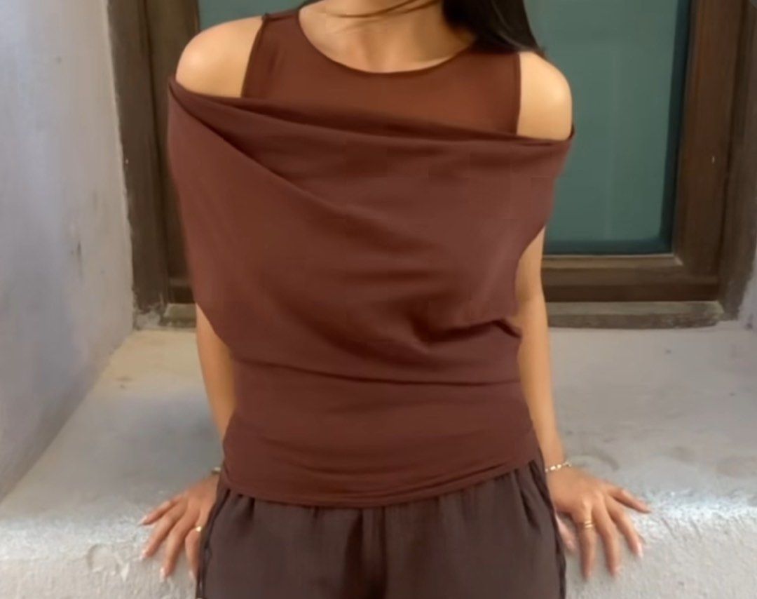 Rejude Clothing Mask Top size small (Category: Blouses) located in Bacoor. Submitted by eliipreloved (Listing ID 1371006984, Image 3). Description: Rfs: too loose on me Super nice top & can be worn multiple ways!Selling for the og price, sold out already on their website Mask top in sienna (brown) Size small Never worn, only fitted! With tag & original packaging Sf will be shouldered by buyer.