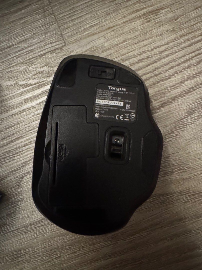 Targus Wireless (Category: Mouse & Mousepads) located in Singapore. Submitted by adidasfan2124 (Listing ID 1371160060, Image 2). Description: Selling almost like new Targus wireless mouse. Quiet and fast to click. Nego .