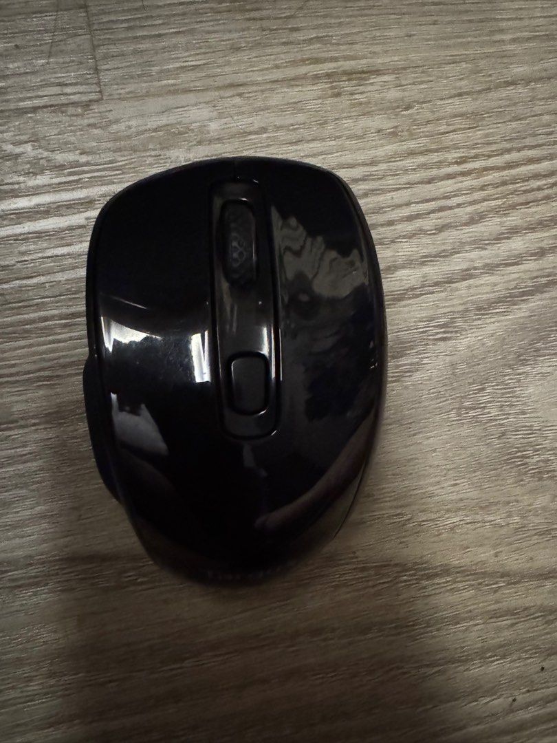 Targus Wireless (Category: Mouse & Mousepads) located in Singapore. Submitted by adidasfan2124 (Listing ID 1371160060, Image 1). Description: Selling almost like new Targus wireless mouse. Quiet and fast to click. Nego .