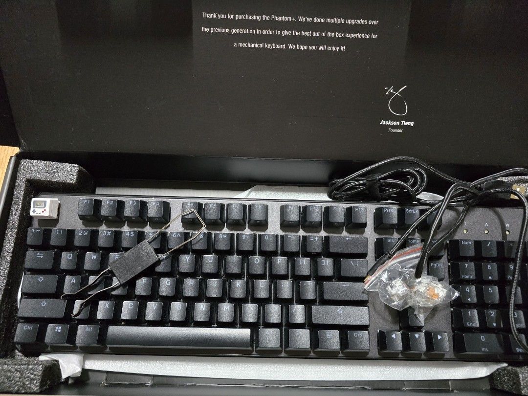 Tecware Phantom+ (Category: Computer Keyboard) located in Singapore. Submitted by teojuncheng (Listing ID 1355734946, Image 2). Description: Lightly used Tecware Phantom+. Good condition..