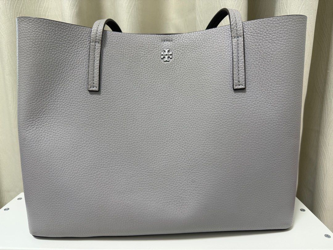 Tory burch Center zip tote bag (Category: Tote Bags) located in Singapore. Submitted by jklyn90 (Listing ID 1371122865, Image 1). Description: Bought from Japan Color : Bay grey /light umber Tag and receipt still available .
