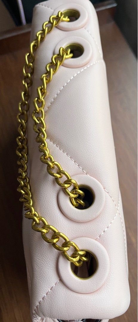 Tory kira shoulder bag pink (Category: Shoulder Bags) located in Calamba. Submitted by rosychix (Listing ID 1371091026, Image 3). Description: Like new item hardwares still in very good condition has slight color transfer on the bag Authenticity not guaranteed .