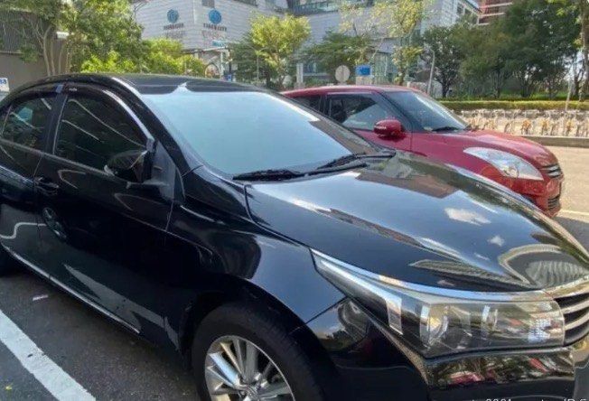 由 pipi1108cc (刊登 ID 1371008029，圖片 2) 提交，位於 台中市 (Taichung) 的 Toyota Corolla Altis 2015款 1.8經典版 黑色 🔍️售價：14萬 🔍️出廠：2015年 🔍️行駛里程：7萬公里 🔍️乘客數：4門5座 🔍️排氣量：1.8L (類別：汽車出售)，說明：🔍️廠牌型號：Toyota Corolla Altis 2015款 1.8經典版 黑色 🔍️售價：14萬 🔍️出廠：2015年 🔍️行駛里程：7萬公里 🔍️乘客數：4門5座 🔍️排氣量：1.8L 🔍️引擎燃料：汽油 🔍️驅動方式：2WD ★重要資訊★ 車輛均有第三方認證 ⭕️專業鑑定⭕️合格認證 ⭕️檢定報告⭕️一覽無疑 📣便宜賣🚫無事故🚫無泡水🚫無待修 提供💯完整第三方認證合格檢驗報告 保證✅實車實價✅車況透明✅安心購車 ★提供車況原始表 ★車況與認證表不符，退車並全額退費 ◎歡迎私訊預約賞車◎ ★早上10點到晚上18點 ★Li