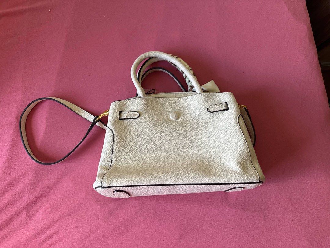 Women’s Bag (Category: Shoulder Bags) located in Manila. Submitted by flicker_33 (Listing ID 1371015967, Image 2). Description: Women’s Bag Hand bag/Shoulder bag/ Sling bag Used once.