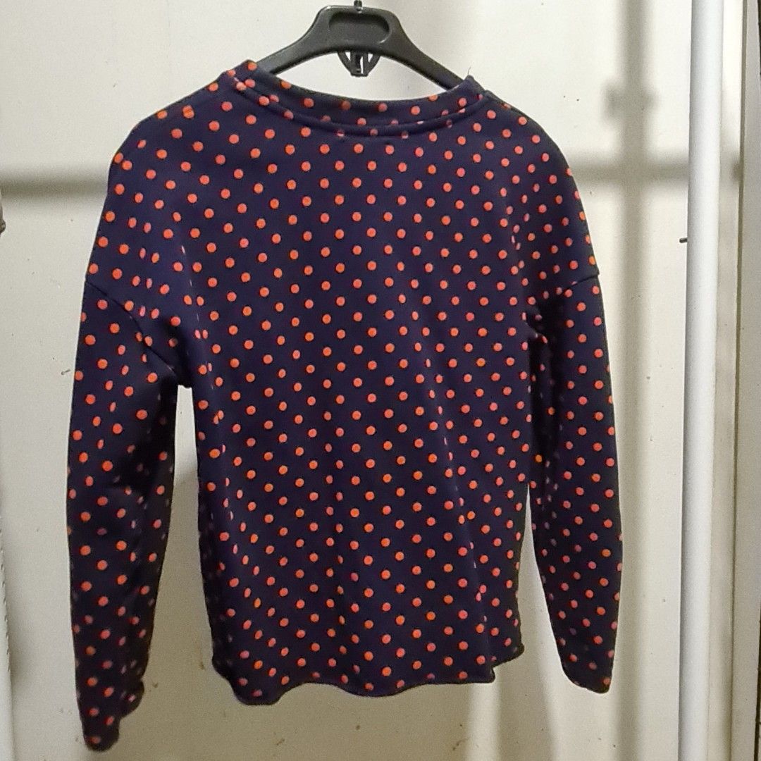 Zara Trafaluc crewneck sweater (Category: Longsleeves) located in Quezon City. Submitted by 2ndhand_ph (Listing ID 1371154687, Image 2). Description: fits s-m semi crop boxy fit navy blue and orange color thick material no when worn pics.