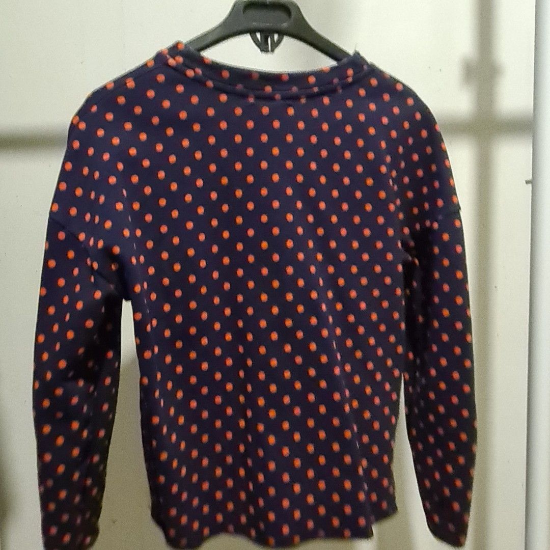 Zara Trafaluc crewneck sweater (Category: Longsleeves) located in Quezon City. Submitted by 2ndhand_ph (Listing ID 1371154687, Image 3). Description: fits s-m semi crop boxy fit navy blue and orange color thick material no when worn pics.