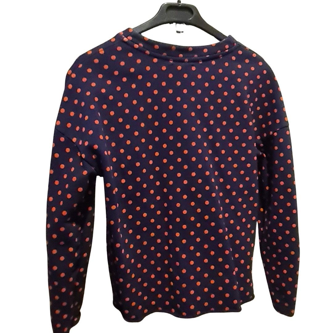 Zara Trafaluc crewneck sweater (Category: Longsleeves) located in Quezon City. Submitted by 2ndhand_ph (Listing ID 1371154687, Image 1). Description: fits s-m semi crop boxy fit navy blue and orange color thick material no when worn pics.