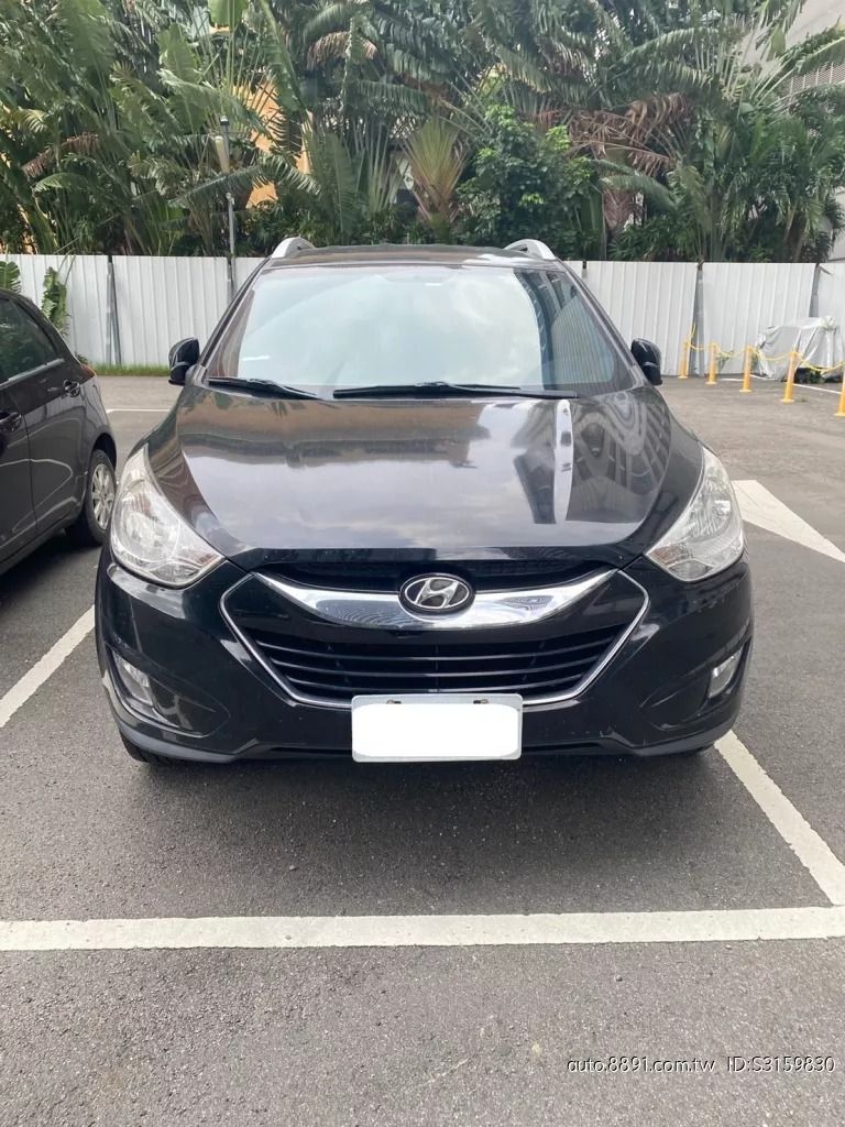 由 xuy540961358 (刊登 ID 1371239141，圖片 1) 提交，位於 高雄市 (Kaohsiung) 的 2011 Hyundai ix35 🎊 車輛流動快，請先預約看車！ (類別：汽車出售)，說明：🚗 🔥Hyundai ix35 2011款 黑色 HYUNDAI IX35 2011年🔥 🚗 限期優惠～～～欲購從速！！！ 🎊 車輛流動快，請先預約看車！ ❌ 無事故 ❌ 無泡水 ❌ 無變造 ‼️ 同行／車商請勿擾，謝謝‼️ 📌 【車輛基本資料】 ❃ 廠牌／型號：Hyundai ix35 ❃年份：2011 ❃顏色：黑色 ❃排氣量：2.0L ❃里程數：96,000 km ❃引擎燃料：汽油 ❃驅動方式：2WD 前驅 ❃乘坐人數：5門5人座 ❃售價：僅售 9.5 萬元！（真實開價） 🛡️ 【安全配備】 ✔️ 安全氣囊 ✔️ ABS防鎖死 🌟 【舒適與豪華配備】 ✅ 定速系統 ✅ 衛星導航 ✅ 恆溫空調 ✅ 倒車顯影系統 🧾 【車況保證】 🚫 絕非泡水車／事