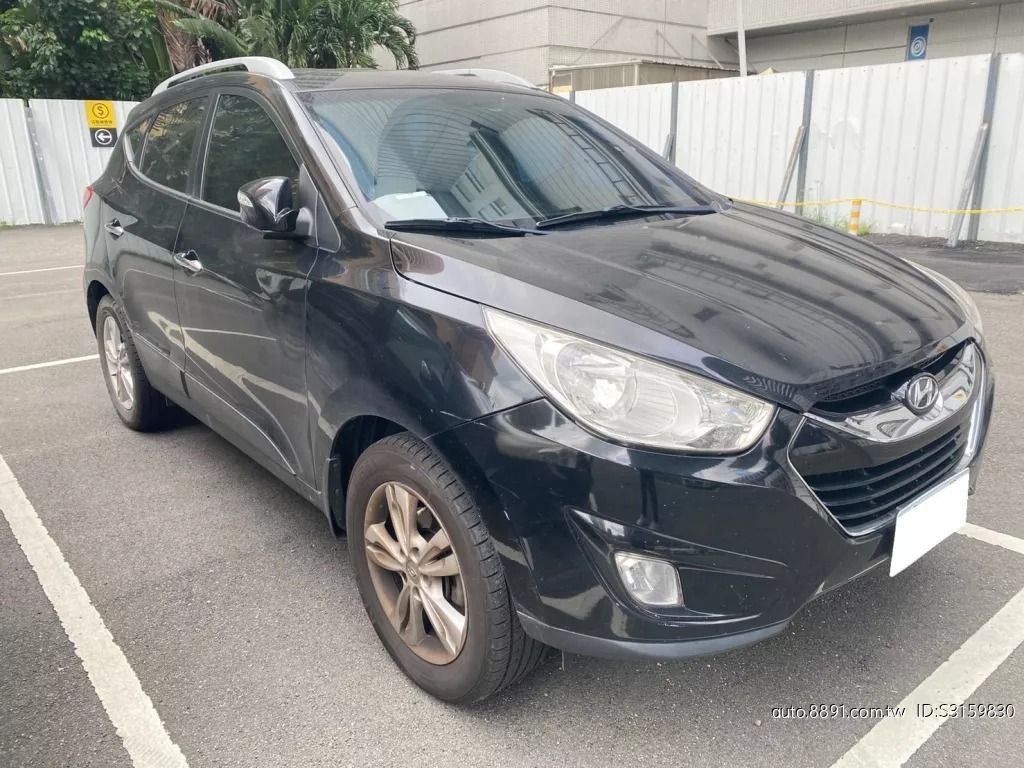由 xuy540961358 (刊登 ID 1371239141，圖片 2) 提交，位於 高雄市 (Kaohsiung) 的 2011 Hyundai ix35 🎊 車輛流動快，請先預約看車！ (類別：汽車出售)，說明：🚗 🔥Hyundai ix35 2011款 黑色 HYUNDAI IX35 2011年🔥 🚗 限期優惠～～～欲購從速！！！ 🎊 車輛流動快，請先預約看車！ ❌ 無事故 ❌ 無泡水 ❌ 無變造 ‼️ 同行／車商請勿擾，謝謝‼️ 📌 【車輛基本資料】 ❃ 廠牌／型號：Hyundai ix35 ❃年份：2011 ❃顏色：黑色 ❃排氣量：2.0L ❃里程數：96,000 km ❃引擎燃料：汽油 ❃驅動方式：2WD 前驅 ❃乘坐人數：5門5人座 ❃售價：僅售 9.5 萬元！（真實開價） 🛡️ 【安全配備】 ✔️ 安全氣囊 ✔️ ABS防鎖死 🌟 【舒適與豪華配備】 ✅ 定速系統 ✅ 衛星導航 ✅ 恆溫空調 ✅ 倒車顯影系統 🧾 【車況保證】 🚫 絕非泡水車／事