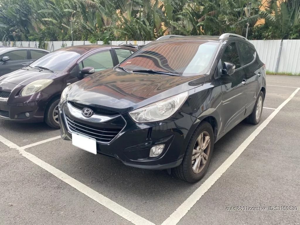 由 xuy540961358 (刊登 ID 1371239141，圖片 3) 提交，位於 高雄市 (Kaohsiung) 的 2011 Hyundai ix35 🎊 車輛流動快，請先預約看車！ (類別：汽車出售)，說明：🚗 🔥Hyundai ix35 2011款 黑色 HYUNDAI IX35 2011年🔥 🚗 限期優惠～～～欲購從速！！！ 🎊 車輛流動快，請先預約看車！ ❌ 無事故 ❌ 無泡水 ❌ 無變造 ‼️ 同行／車商請勿擾，謝謝‼️ 📌 【車輛基本資料】 ❃ 廠牌／型號：Hyundai ix35 ❃年份：2011 ❃顏色：黑色 ❃排氣量：2.0L ❃里程數：96,000 km ❃引擎燃料：汽油 ❃驅動方式：2WD 前驅 ❃乘坐人數：5門5人座 ❃售價：僅售 9.5 萬元！（真實開價） 🛡️ 【安全配備】 ✔️ 安全氣囊 ✔️ ABS防鎖死 🌟 【舒適與豪華配備】 ✅ 定速系統 ✅ 衛星導航 ✅ 恆溫空調 ✅ 倒車顯影系統 🧾 【車況保證】 🚫 絕非泡水車／事