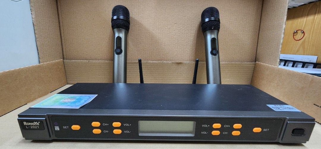 2 x Wireless Microphones with Receiver628630617943061125