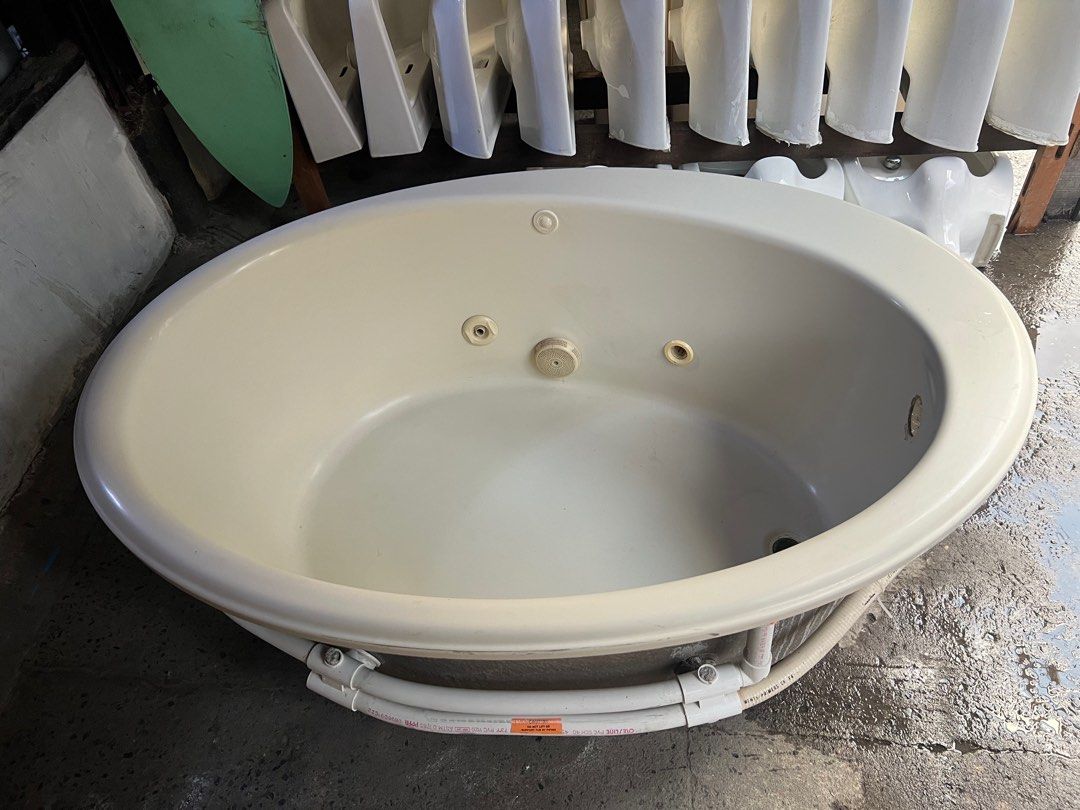 2nd Hand Jacuzzi and Bathtub (Category: Bathtub & Bath Accessories) located in Manila. Submitted by kg_ramirez (Listing ID 1371231441, Image 2). Description: Pick up or delivery via Lalamove in Paco, Manila.