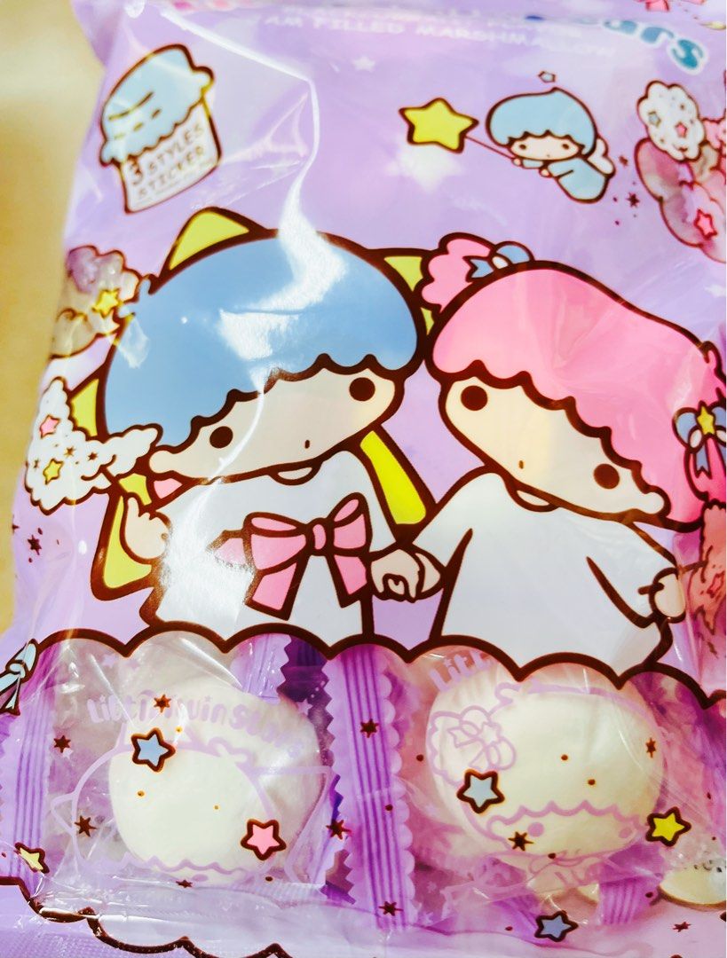 現貨🍬夾心綿花糖 🍓🍇🍫正版 SANRIO LITTLE TWINS STAR公仔🫐藍莓味棉花糖 / HELLO LITTY 🍓士多啤梨棉花糖 零食包 生日禮物新年禮物 結婚禮物 限量珍藏收藏 STRAWBERRY BLUEBERRY JAM MARSHMALLOWS PACKED SNACKS NEW YEAR CHRISTMAS BIRTHDAY WEDDING GIFT BOX （分類：包裝食物&即食食物）位於 Hong Kong。 由 swroom 提交（商品編號 1371310996，圖片 2）。簡介： 💖$38 包 , $70 兩包，全新未開封 🎁銷情迅速請早訂購，售完即止‼️ 🛍更多卡通精品玩具FOLLOW US ： carousell.com/swroom 📥INBOX 購買請提供以下資料 ： ▫️ 款式及件數 ▫️付款方式 : PAYME / FPS / ALIPAYHK ▫️郵寄方式： 📮 $10 up 本地平郵 ( 一般情況 3-5 天 收到 