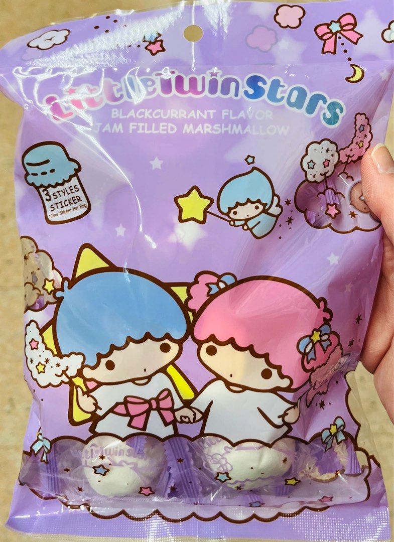 現貨🍬夾心綿花糖 🍓🍇🍫正版 SANRIO LITTLE TWINS STAR公仔🫐藍莓味棉花糖 / HELLO LITTY 🍓士多啤梨棉花糖 零食包 生日禮物新年禮物 結婚禮物 限量珍藏收藏 STRAWBERRY BLUEBERRY JAM MARSHMALLOWS PACKED SNACKS NEW YEAR CHRISTMAS BIRTHDAY WEDDING GIFT BOX （分類：包裝食物&即食食物）位於 Hong Kong。 由 swroom 提交（商品編號 1371310996，圖片 3）。簡介： 💖$38 包 , $70 兩包，全新未開封 🎁銷情迅速請早訂購，售完即止‼️ 🛍更多卡通精品玩具FOLLOW US ： carousell.com/swroom 📥INBOX 購買請提供以下資料 ： ▫️ 款式及件數 ▫️付款方式 : PAYME / FPS / ALIPAYHK ▫️郵寄方式： 📮 $10 up 本地平郵 ( 一般情況 3-5 天 收到 