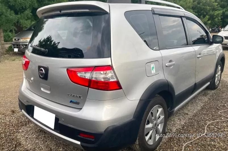 由 davidchu619 (刊登 ID 1371194772，圖片 1) 提交，位於 高雄市 (Kaohsiung) 的 二手中古車優惠中~ Livina銀 (類別：汽車出售)，說明：你還在找車嗎？ 我幫你省錢省時間，只要10~15分鐘，就給你結果！ 我們的每一台車 都經過【SAVE認證查定表】把關： ✔ 非事故車 ✔ 非泡水車 ✔ 引擎變速箱正常 ✔ 里程數保證 ✔ 查定結果全公開，透明看得到！ 不只價格漂亮，更讓你買得安心。 買車不是靠運氣，是要看得懂證據！ 想看有哪些車？留言或私訊「報告」給你看車況查定表！ !!!!!優惠價格，暫不開放給同行調度!!!!! ❃ 廠牌：Nissan ❃ 型號：Livina ❃ 年份：2014 ❃ 車色：銀 ❃ 排氣量：1.6L ❃ 里程：86000km ❃ 引擎燃料：汽油 ❃ 驅動方式：2WD ❃ 乘客數：5門5座 ❃ 售價：10萬 --- ★安全配備 ↗安全氣囊 ↗ABS防鎖死 ★舒適配備 ↗恆溫空調 ↗倒車雷達 ↗真皮/皮革座椅 --- Dav