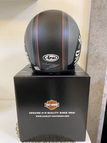 由 cola3332 (刊登 ID 1371193407，圖片 3) 提交，位於 桃園市 (Taoyuan) 的 限時特價🔥🏍️ARAI X H-D哈雷聯名限定款 (類別：汽機車零配件)，說明：ARAI X H-D哈雷聯名限定版 消光 哈雷Logo配色 內襯底部皮及頤帶 皮製質感💯 原廠日文說明書 原廠紙箱 原廠防塵套 M號 57-58cm 新品未使用 原購20000元 ⚠️勿直接下標 私信詢問 ⚠️高標繞道，建議私信詢問🙋 ⚠️勿殺價已反映在價格上 ⚠️桃園面交 。