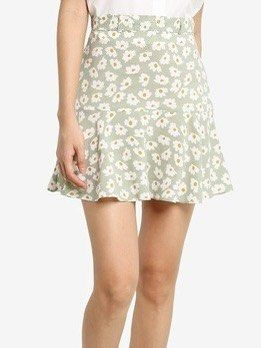 BRAND NEW green mini skirt (Category: Skirts) located in Santa Margarita. Submitted by vstrove (Listing ID 1371233821, Image 2). Description: IN GOOD CONDITION Perfect for summer 🌼🍃.