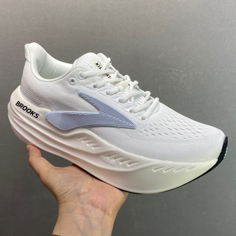 Brooks Hyperion Max (Category: Sneakers) located in Singapore. Submitted by sg_vela_professional_seller (Listing ID 1371237751, Image 3). Description: 40 | 41 | 42 | 43 | 44 | 45.