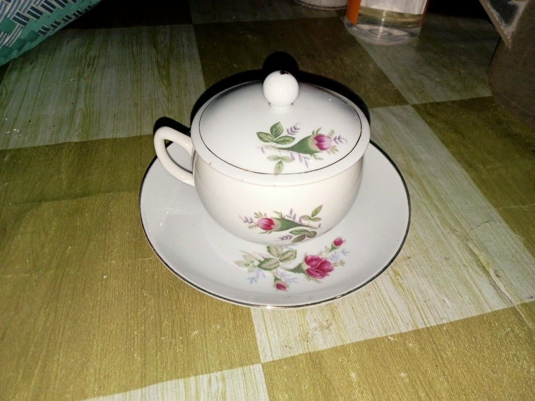 Cangkir Vintage (Sango punya) (Kategori: Vintage & Antik - Lainnya) berada di Probolinggo. Dikirim oleh jenobiyy (ID iklan 1371322185, Gambar 1). Deskripsi: cocok buat foto" ala vintage atau katalog. jadi ini peninggalan kakek-nenek yg sama mamakku udah ga dipake sama sekali. sebenarnya ga tau ya pernah dipake atau belum. tapi bodynya bagus banget nget nget. minusnya tuh ada tanda kepunyaan gitu, tapi aman bgt. masih bisa aku ilangin. Yoo co yooo