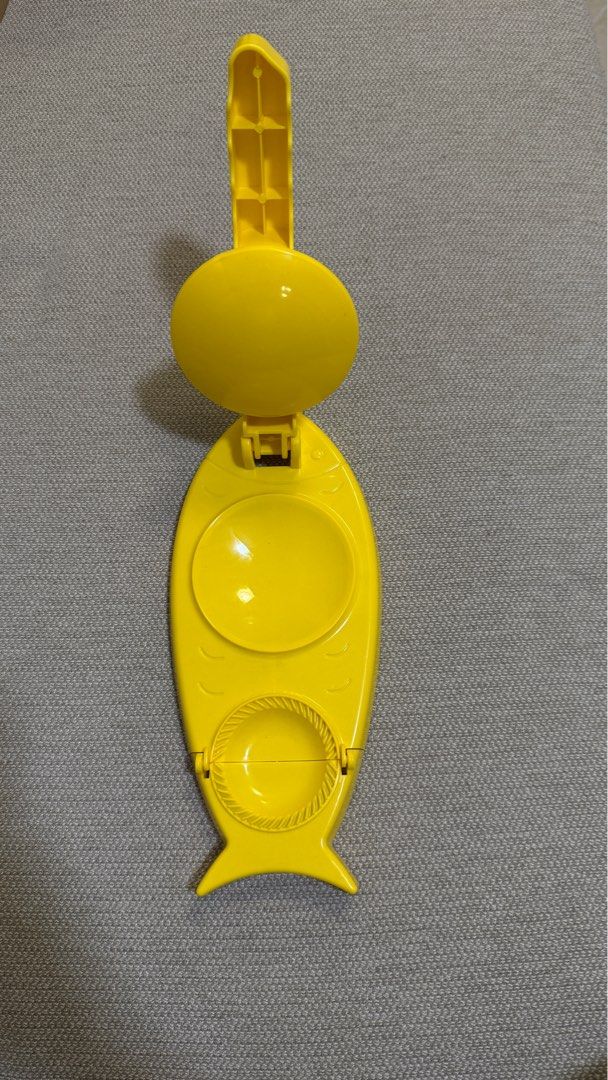 Dumpling maker (Category: Other Kitchenware & Tableware) located in Singapore. Submitted by monyakenes (Listing ID 1371342272, Image 3). Description: Ideal for dumpling making, pressing the dough easily .