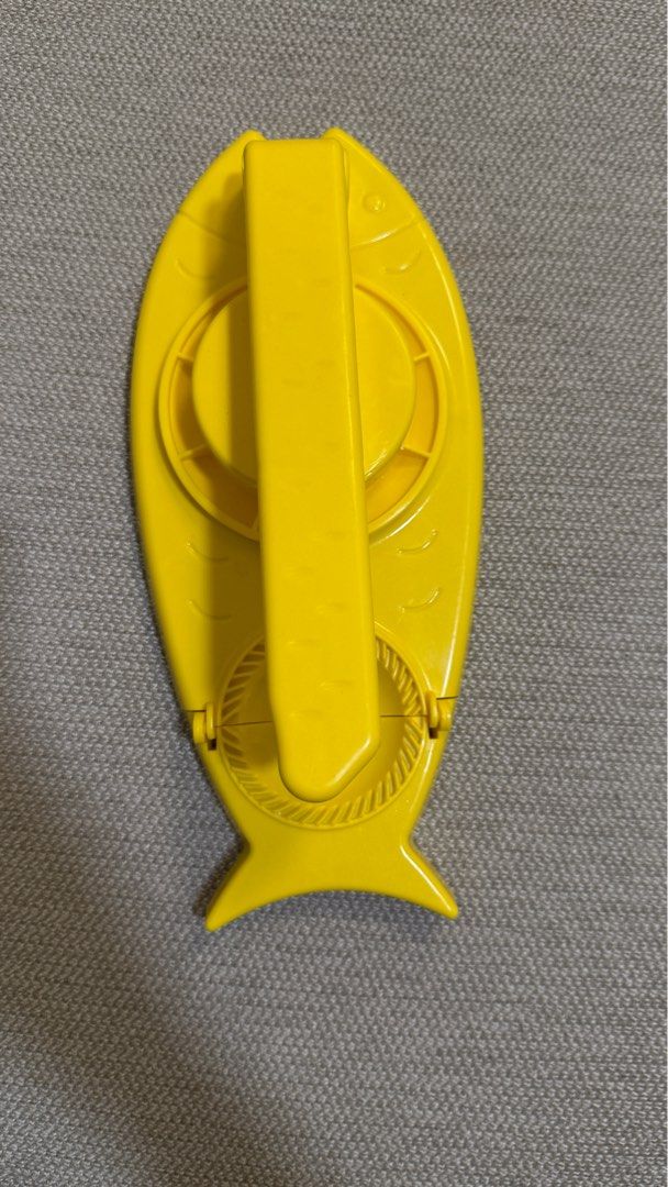 Dumpling maker (Category: Other Kitchenware & Tableware) located in Singapore. Submitted by monyakenes (Listing ID 1371342272, Image 1). Description: Ideal for dumpling making, pressing the dough easily .