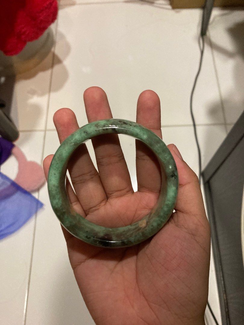 emerald bangle (Category: Bracelets) located in Singapore. Submitted by yyjjjn (Listing ID 1371287639, Image 3). Description: can negotiate Meet up at my own convenience .