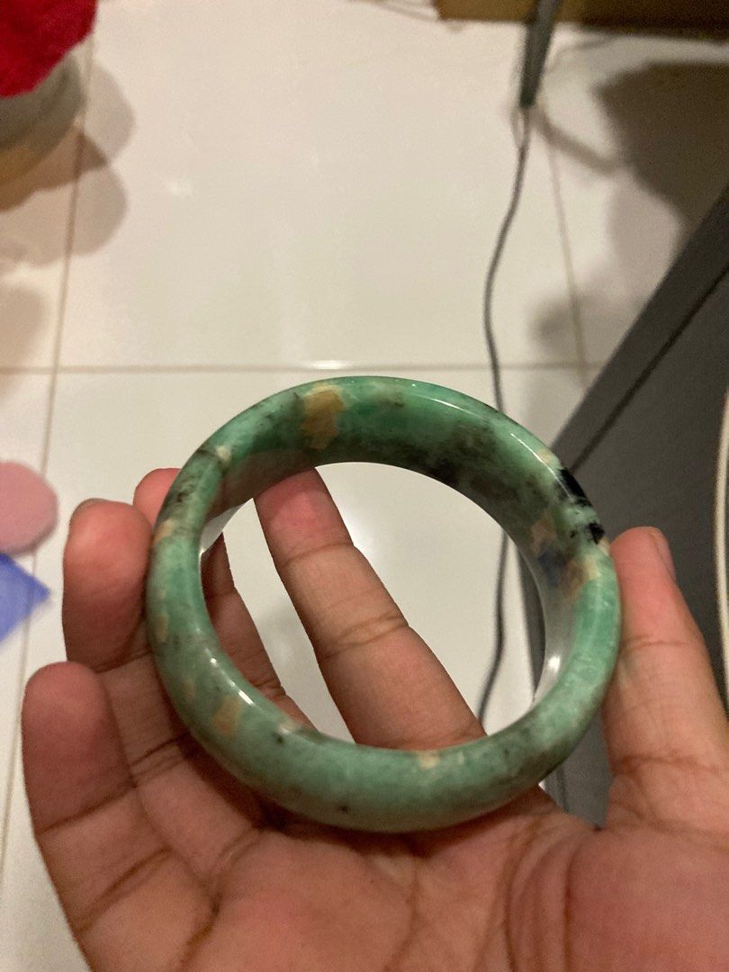 emerald bangle (Category: Bracelets) located in Singapore. Submitted by yyjjjn (Listing ID 1371287639, Image 1). Description: can negotiate Meet up at my own convenience .