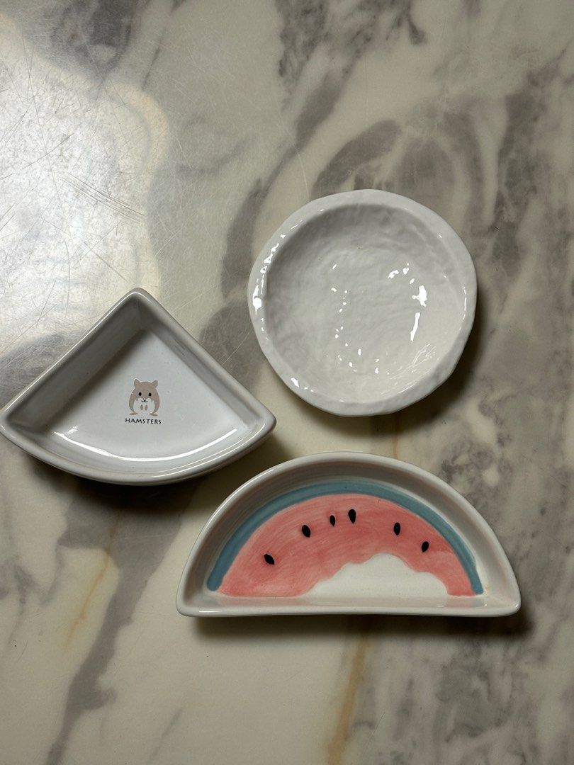 Hamster dishes (Category: Homes & Other Pet Accessories) located in Singapore. Submitted by enenlialia (Listing ID 1371316519, Image 1). Description: - $3.50 each -$9.00 (for all).