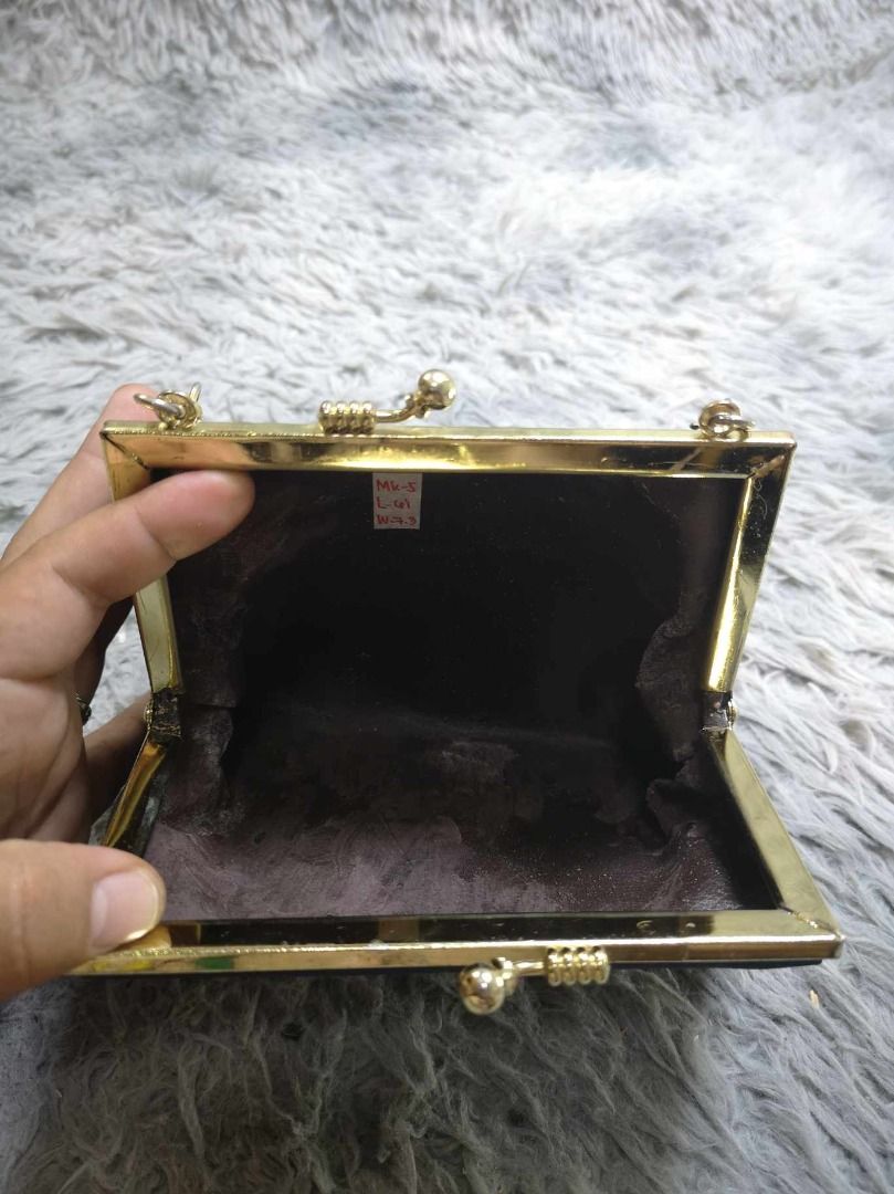 Hard Shell Kiss Lock Chain Clutch Bag (Category: Clutches) located in Santa Cruz. Submitted by jmy_surplus.2 (Listing ID 1371201655, Image 2). Description: Size ; L - 6 W - 7.3 Color ; Navy Blue Type ; Clutch Brand ; No brand Material ; Nylon Style ; Navy Blue Clutch bag MK 5 JMY 2.