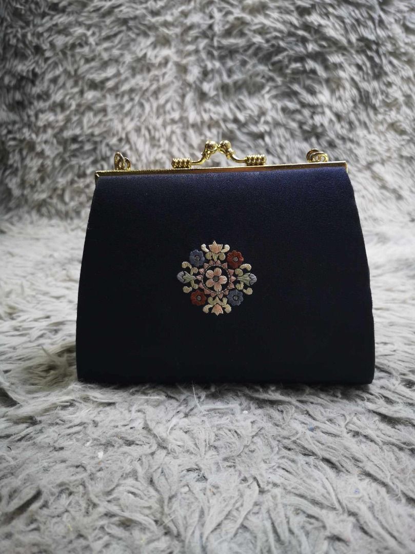 Hard Shell Kiss Lock Chain Clutch Bag (Category: Clutches) located in Santa Cruz. Submitted by jmy_surplus.2 (Listing ID 1371201655, Image 1). Description: Size ; L - 6 W - 7.3 Color ; Navy Blue Type ; Clutch Brand ; No brand Material ; Nylon Style ; Navy Blue Clutch bag MK 5 JMY 2.