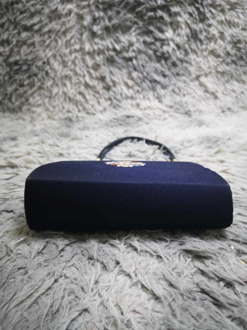 Hard Shell Kiss Lock Chain Clutch Bag (Category: Clutches) located in Santa Cruz. Submitted by jmy_surplus.2 (Listing ID 1371201655, Image 3). Description: Size ; L - 6 W - 7.3 Color ; Navy Blue Type ; Clutch Brand ; No brand Material ; Nylon Style ; Navy Blue Clutch bag MK 5 JMY 2.