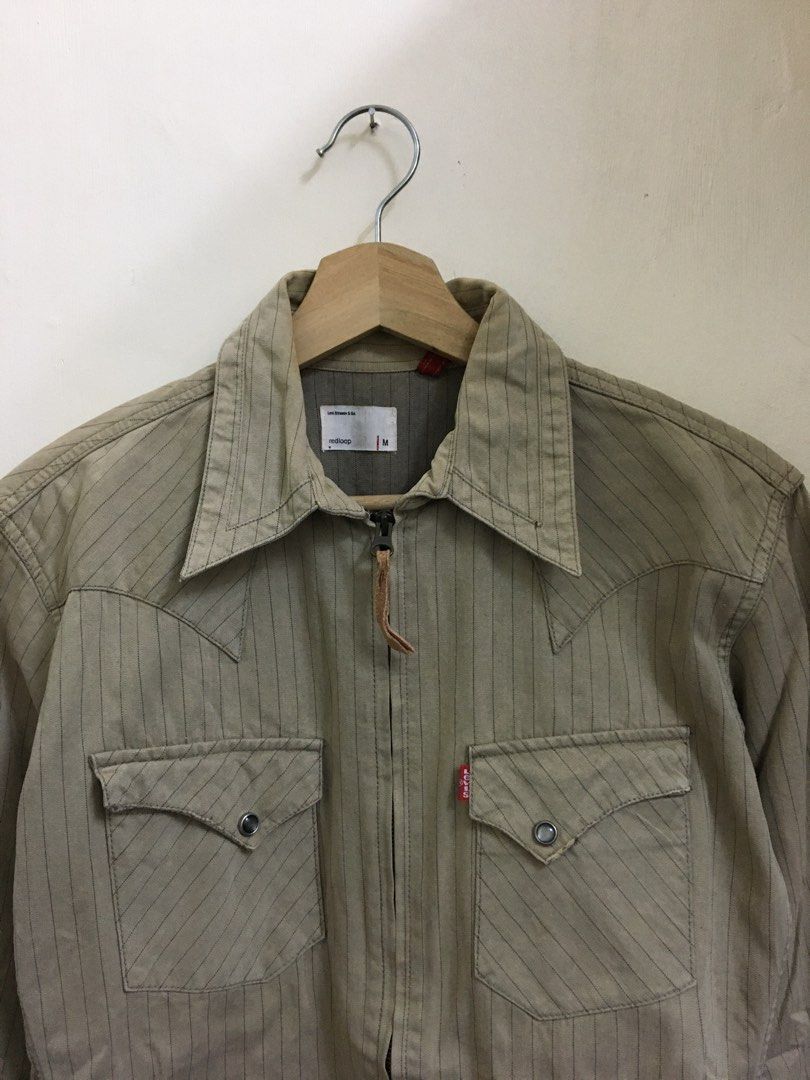 Levis Jacket (Category: Activewear) located in Kulai. Submitted by 2ndClothingStuff (Listing ID 1371334243, Image 2). Description: Levis Jacket Pit 19.5 Labuh 29 Size M Condition Masih cantik Harga boleh nego Berminat inbox atau whatsabi saya . Check no phone di profile Terima kasih.