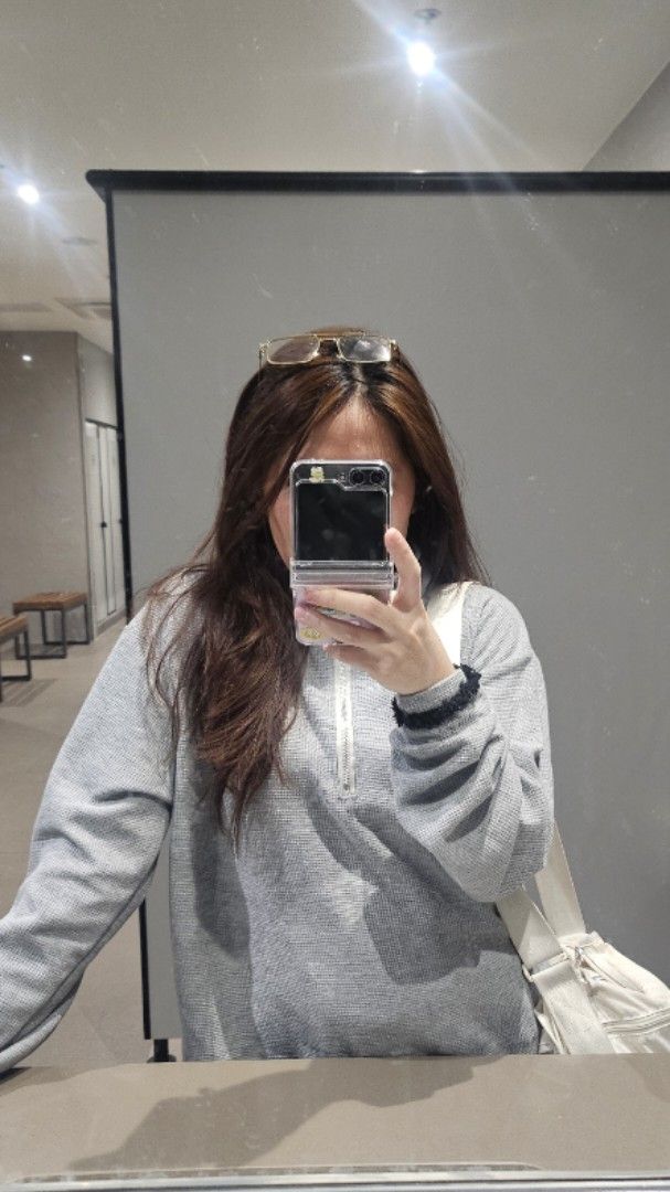 LF: Defective Samsung Galaxy Z flip 5 (Category: Samsung) located in Pasay City. Submitted by tny.mnl (Listing ID 1371346251, Image 1). Description: looking for defective, main lcd damage..