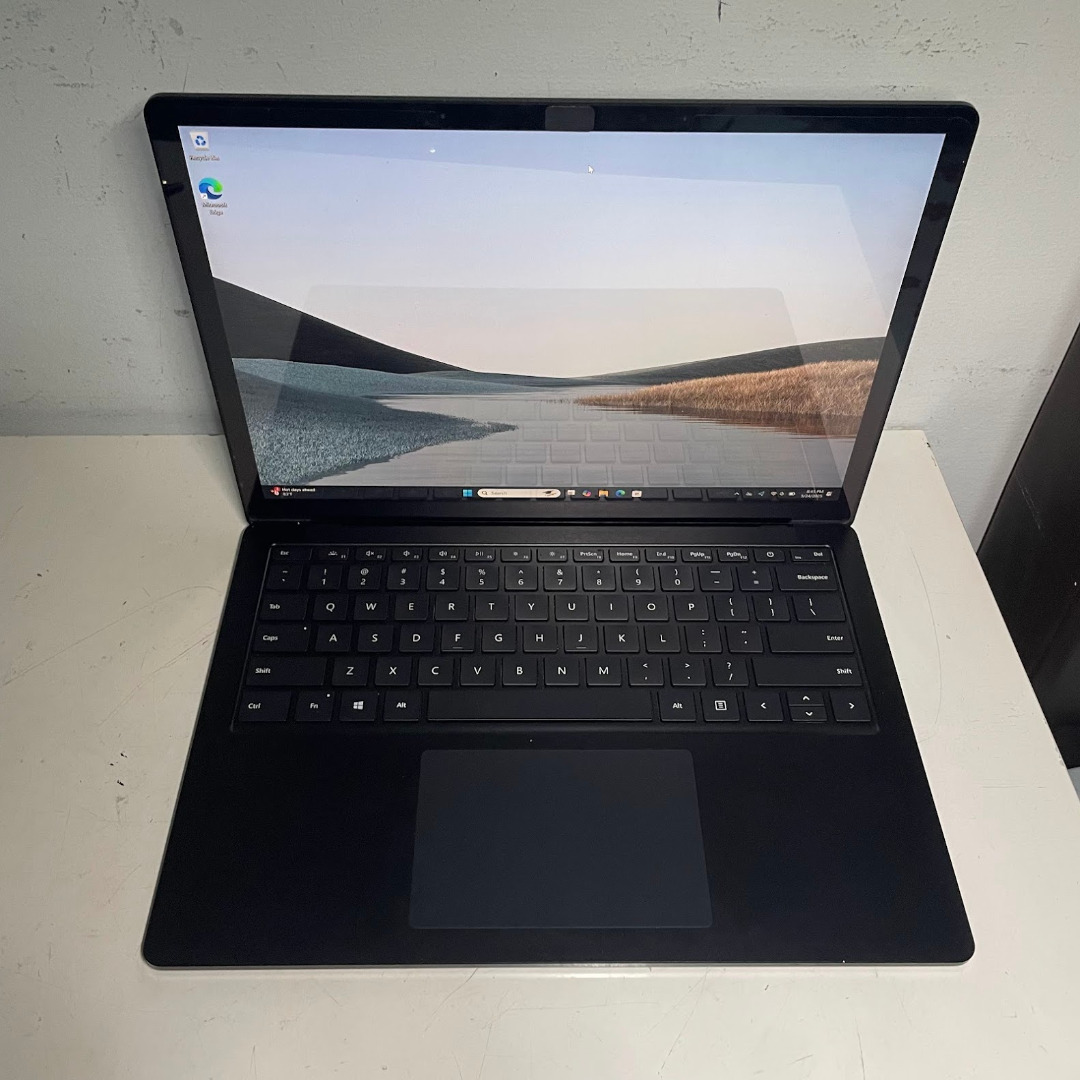 Microsoft Surface Laptop 3 i5 10th Gen / 8GB RAM / 256GB SSD