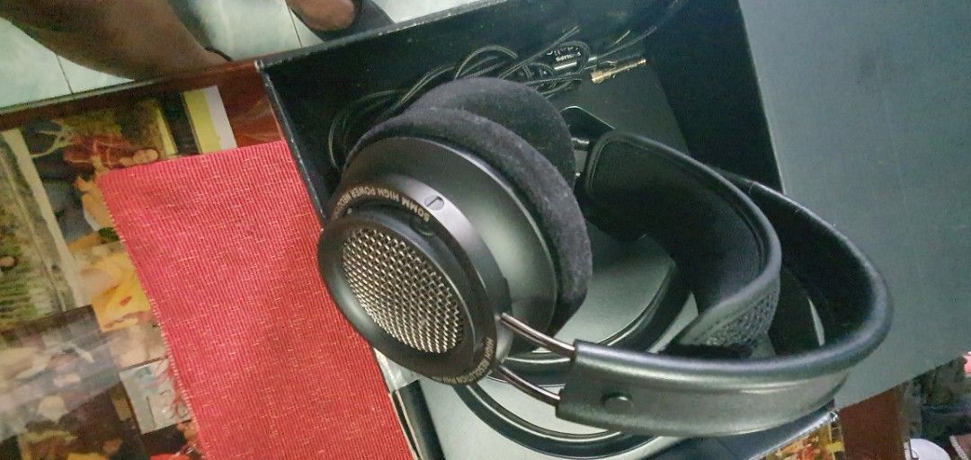 Philips fidelio x2hr (Category: Headphones & Headsets) located in Baguio. Submitted by neecanor.1 (Listing ID 1371245887, Image 2). Description: philips fidelio x2hr Hi-res Audio 50mm neodymium magnet driver RFS: Received a headphone gift...no need for two gadgets....