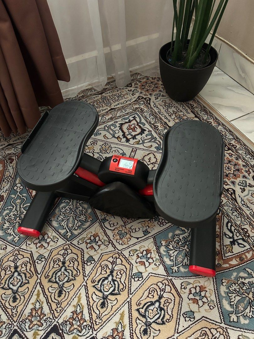 Stapper exercises (Category: Cardio & Fitness Machines) located in Puchong. Submitted by rosaidaaa.roslan (Listing ID 1371181472, Image 1). Description: Stapper utk diletgo. Pakai dua kali je pastu malas dah nak exercise 😵‍💫 dpt free waist twisting disc. Pickup pulau meranti .