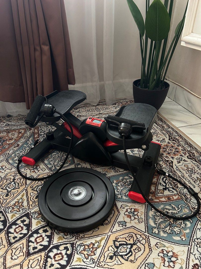 Stapper exercises (Category: Cardio & Fitness Machines) located in Puchong. Submitted by rosaidaaa.roslan (Listing ID 1371181472, Image 2). Description: Stapper utk diletgo. Pakai dua kali je pastu malas dah nak exercise 😵‍💫 dpt free waist twisting disc. Pickup pulau meranti .
