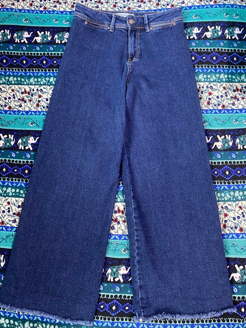 Stradivarius wide frayed jeans (Category: Jeans) located in Baguio. Submitted by maikees.stuff (Listing ID 1371174003, Image 1). Description: Bought on TT shop Worn once only Good condition No flaws 300php Fits size 28-29 .