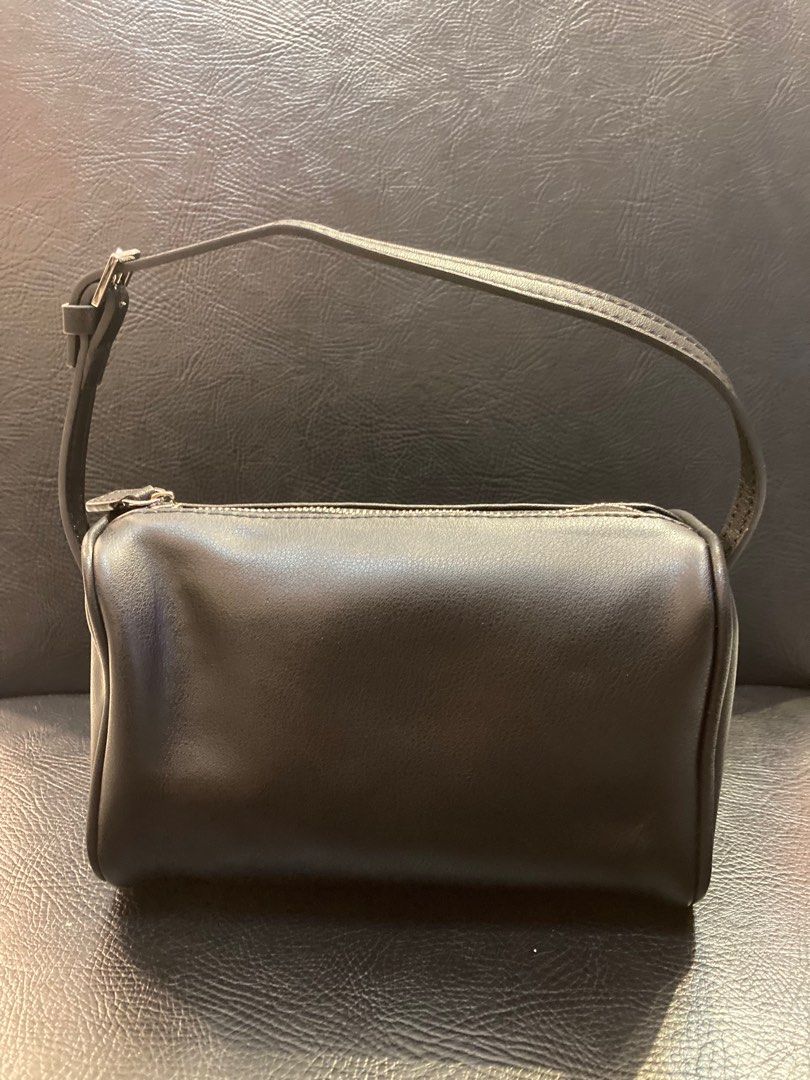 The Row 90’s bag (Category: Luxury Bags & Wallets) located in Quezon City. Submitted by janisu0303 (Listing ID 1371283208, Image 2). Description: The Row 90’s bag Dimes nasa pics na 12,500 php Japan surplus 09151957363 Fairview Area Thom Browne Margiela Supreme Visvim Rick Owens Guidi .