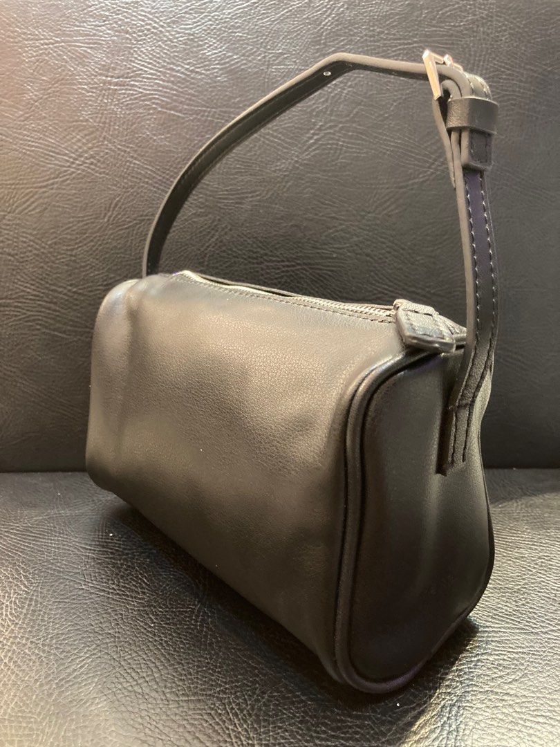 The Row 90’s bag (Category: Luxury Bags & Wallets) located in Quezon City. Submitted by janisu0303 (Listing ID 1371283208, Image 3). Description: The Row 90’s bag Dimes nasa pics na 12,500 php Japan surplus 09151957363 Fairview Area Thom Browne Margiela Supreme Visvim Rick Owens Guidi .