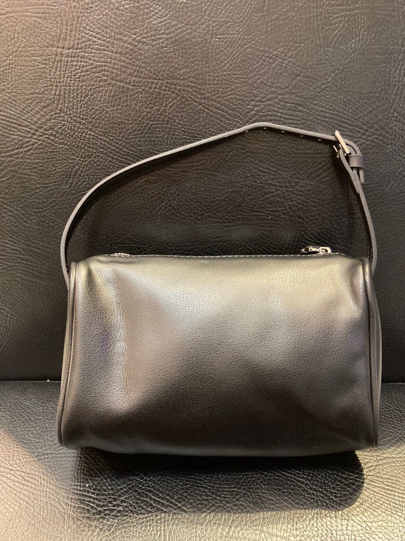 The Row 90’s bag (Category: Luxury Bags & Wallets) located in Quezon City. Submitted by janisu0303 (Listing ID 1371283208, Image 1). Description: The Row 90’s bag Dimes nasa pics na 12,500 php Japan surplus 09151957363 Fairview Area Thom Browne Margiela Supreme Visvim Rick Owens Guidi .