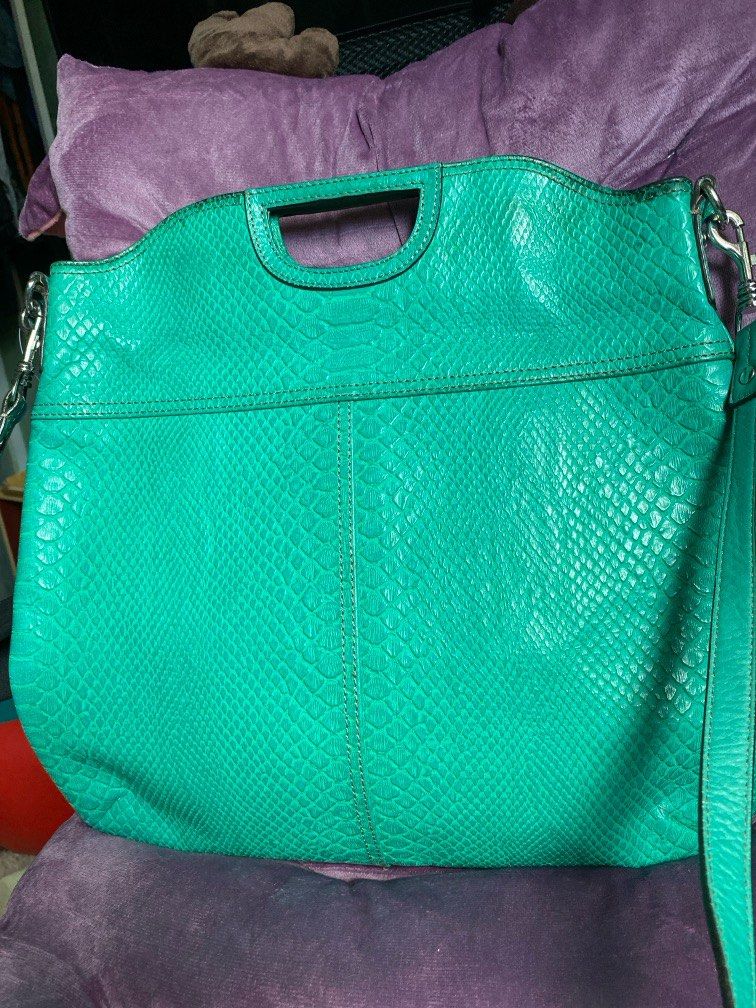 Tommy Hilfiger (Category: Luxury Bags & Wallets) located in Las Pinas. Submitted by betchai17 (Listing ID 1371175568, Image 3). Description: 2 way bag .