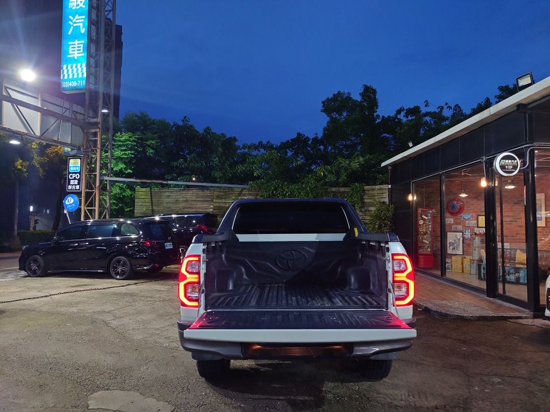 由 afds80926 (刊登 ID 1371302230，圖片 2) 提交，位於 桃園市 (Taoyuan) 的 Toyota Hilux 2.8 21款有跟車 (類別：汽車出售)，說明：Toyota Hilux 2.8 柴油 車輛年份:2020年2021款 車輛里程:6.4萬公里 車輛售價:95.8萬 主要配備: ★ ACC跟車 ★360環景 ★雙前通風椅 ★恆溫空調 ★免鑰匙啟動 駕駛座電動椅 ★後座出風口 衛星導航 ★車道偏離警示系統 ★車道維持輔助系統 ★Apple CarPlay / Android Auto 🔺LINE：0916928949 🔺認證通過原版件．里程保證．無泡水．無重大事故 🔺可配保養廠檢驗．可配合三方認證 🔺客製化改裝．車體美容 🔺配各家保險公司 。