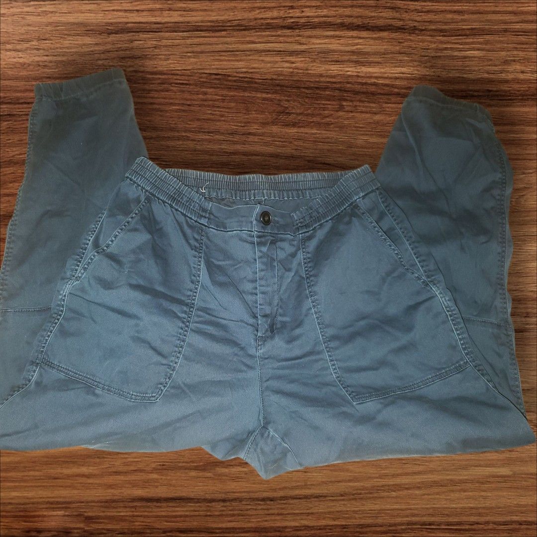 Uniqlo jogger pants sz.medium preloved! (Category: Other Bottoms) located in Quezon City. Submitted by veegee1216 (Listing ID 1371288040, Image 1). Description: good condition no flaws!.