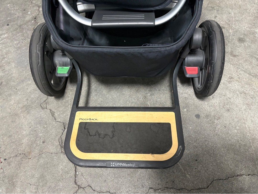 由 battle (刊登 ID 1371172419，圖片 3) 提交，位於 彰化縣 (Changhua) 的 UPPAbaby VISTA V2單人推車（淺藍） (類別：嬰兒車)，說明：品名：UPPAbaby VISTA V2單人推車（淺藍） 新舊程度：8成新，輪胎有使用痕跡 推車輔助踏板可折疊、可拆卸，有使用痕跡 下單現有配件皆一起附贈 大隻寶寶適用，推車很穩 有二寶也很適用 因兩個小孩長大用不到故出售 體積大 台中面交或貨運郵寄寄出 原價：$23800。