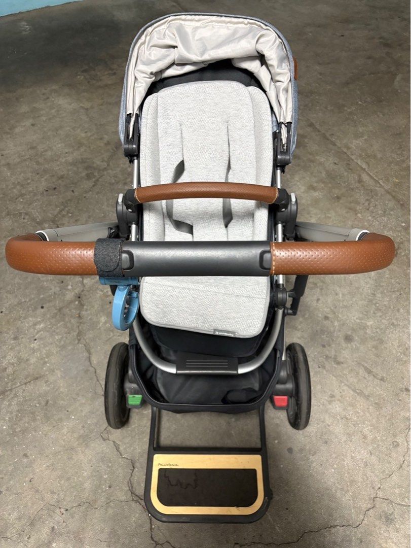 由 battle (刊登 ID 1371172419，圖片 1) 提交，位於 彰化縣 (Changhua) 的 UPPAbaby VISTA V2單人推車（淺藍） (類別：嬰兒車)，說明：品名：UPPAbaby VISTA V2單人推車（淺藍） 新舊程度：8成新，輪胎有使用痕跡 推車輔助踏板可折疊、可拆卸，有使用痕跡 下單現有配件皆一起附贈 大隻寶寶適用，推車很穩 有二寶也很適用 因兩個小孩長大用不到故出售 體積大 台中面交或貨運郵寄寄出 原價：$23800。