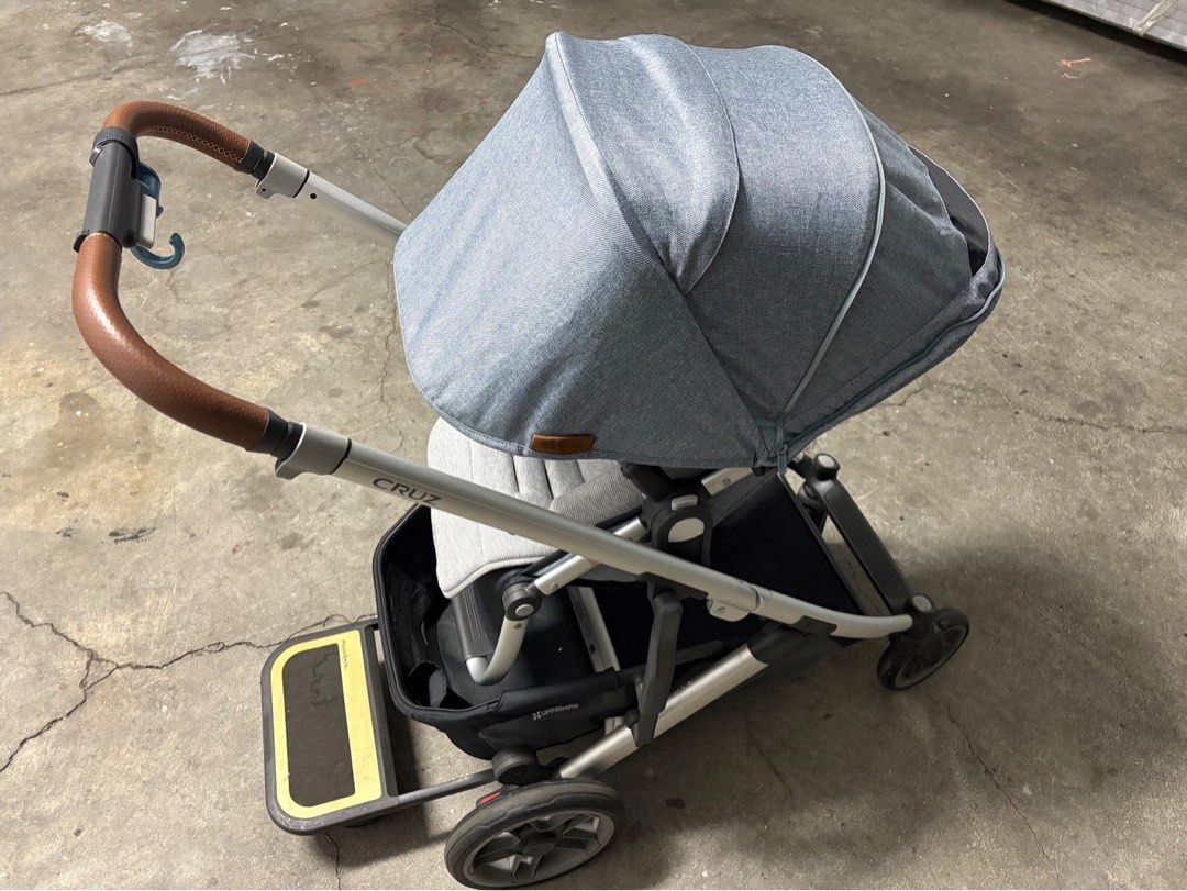 由 battle (刊登 ID 1371172419，圖片 2) 提交，位於 彰化縣 (Changhua) 的 UPPAbaby VISTA V2單人推車（淺藍） (類別：嬰兒車)，說明：品名：UPPAbaby VISTA V2單人推車（淺藍） 新舊程度：8成新，輪胎有使用痕跡 推車輔助踏板可折疊、可拆卸，有使用痕跡 下單現有配件皆一起附贈 大隻寶寶適用，推車很穩 有二寶也很適用 因兩個小孩長大用不到故出售 體積大 台中面交或貨運郵寄寄出 原價：$23800。