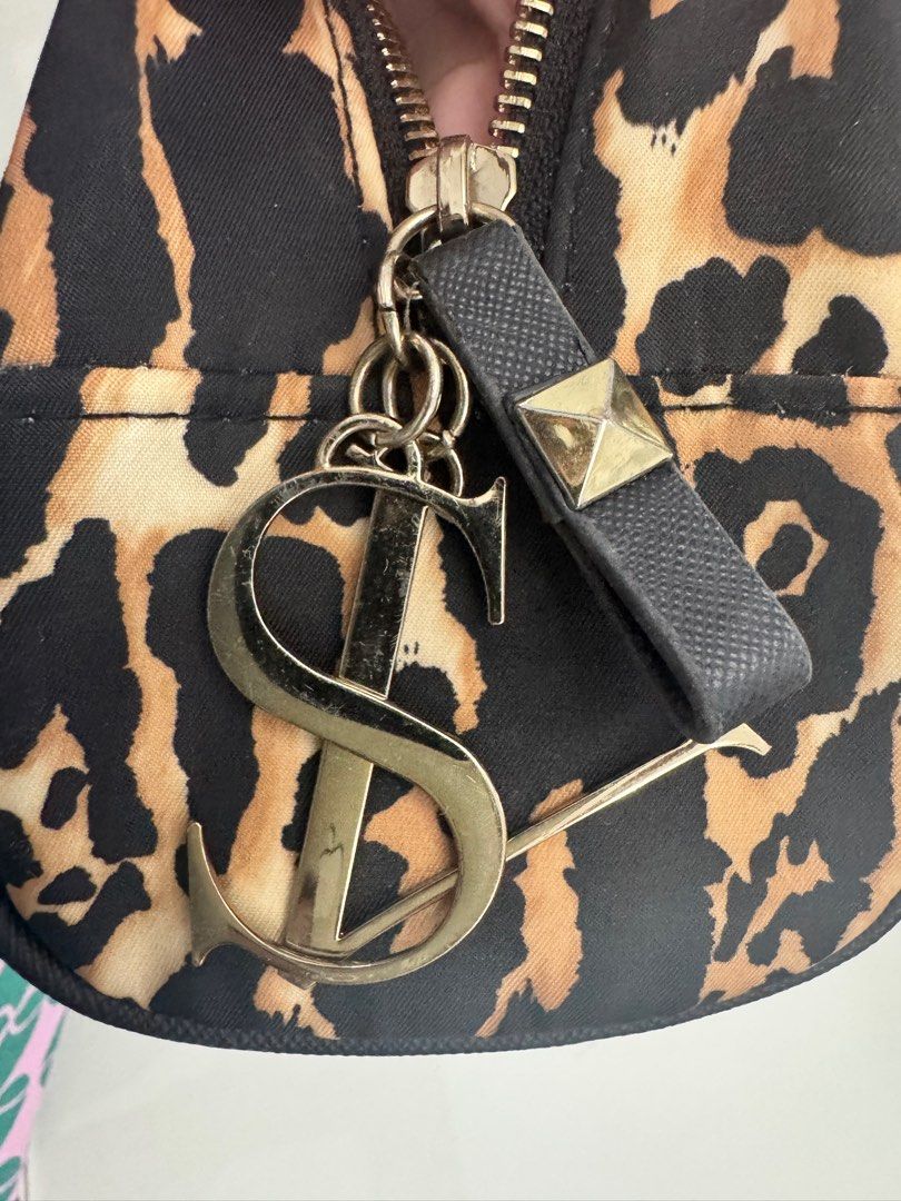 Victoria Secret Makeup Pouches (Category: Purses & Pouches) located in Quezon City. Submitted by itsnotmeitsu (Listing ID 1371308611, Image 2). Description: .