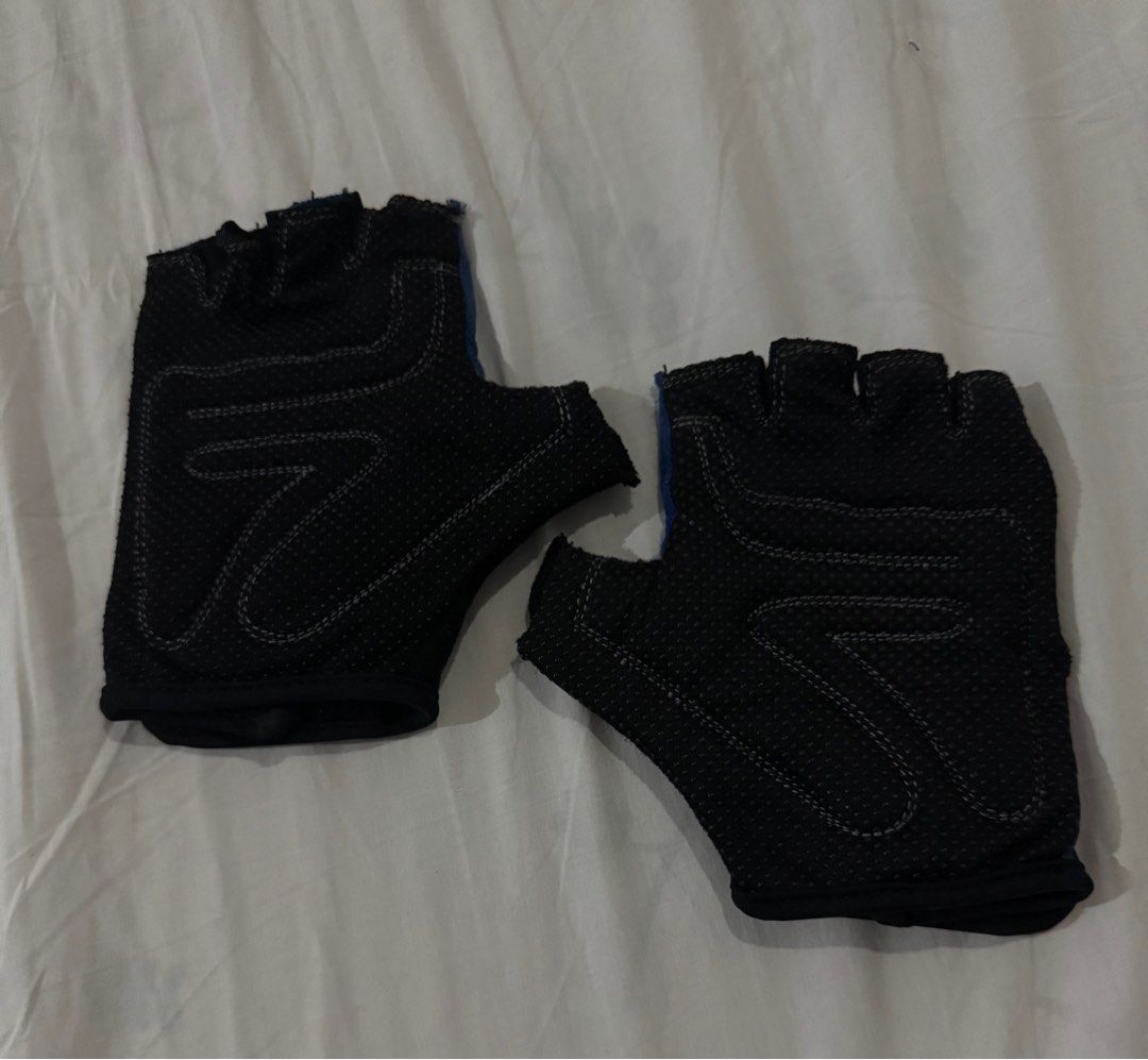 Weight Training Gloves (Category: Sports & Fitness Nutrition) located in Silang. Submitted by xoxovintage98 (Listing ID 1371324635, Image 2). Description: .